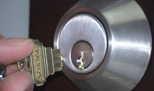Royal Locksmith Store Cincinnati, OH 513-494-3057 - key-broke-in-lock